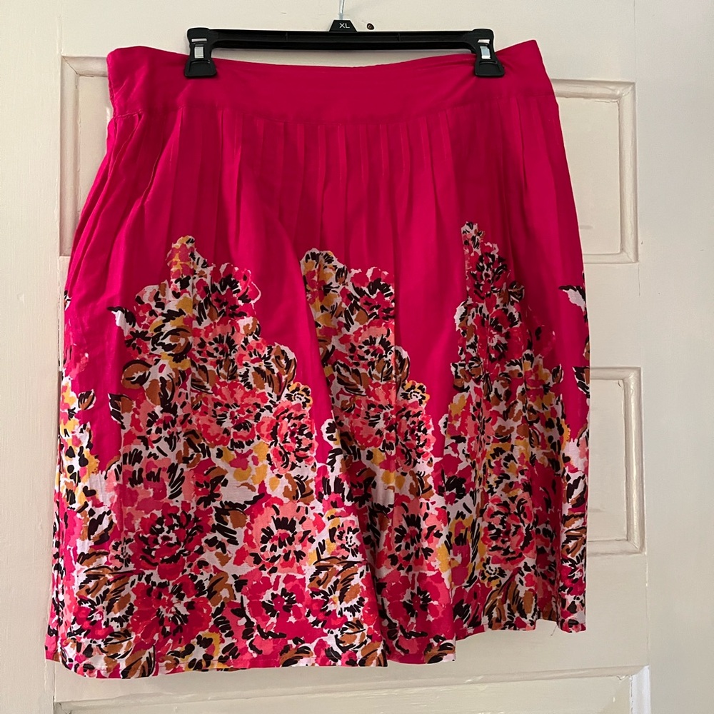 Madison size medium above the knee skirt with pockets. Excellent condition.